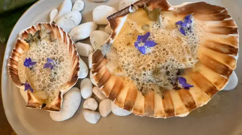 Abulón con emulsión de mantequilla y soya