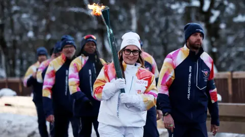Antorcha olímpica llega a Cortina en el aniversario de los Juegos de 1956.