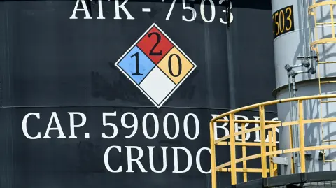 Imagen de los tanques de almacenamiento de crudo en la planta de la petrolera colombiana Ecopetrol en Acacias.