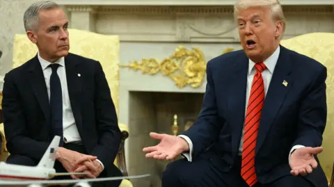 El ‍primer ministro de Canadá, Mark Carney, dijo este martes que ‍habló con el presidente de Estados Unidos, Donald Trump, el lunes, pero negó haberse retractado ‍de los comentarios que hizo la semana ​pasada y que irritaron al mandatario estadounidense.

Para más información del tema, visita: https://www.eleconomista.com.mx/internacionales/carney-niega-retractarse-llamada-trump-comentarios-davos-20260127-797191.html

¡Síguenos en nuestras redes sociales para mantenerte informado!

Twitter: https://twitter.com/eleconomista 
Facebook: https://www.facebook.com/ElEconomista.mx
Instagram: https://www.instagram.com/eleconomistamx
LinkedIn: https://www.linkedin.com/company/el-economista/

#ElEconomista #EETV