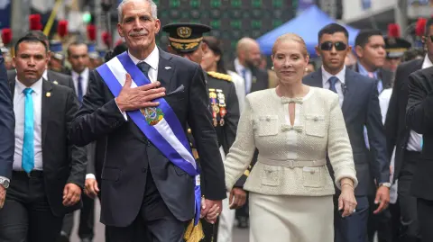 El presidente de Honduras, Nasry Asfura, y su esposa Lissette del Cid caminan después de la ceremonia de inauguración en el Congreso hondureño en Tegucigalpa, este 27 de enero de 2026.