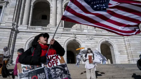 Manifestantes contra el ICE se encuentran frente al Capitolio del Estado de Minnesota después de que un pequeño grupo de manifestantes se reuniera frente a la oficina del gobernador de Minnesota en Minneapolis.