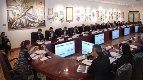 La presidenta de México, Claudia Sheinbaum, compartió en sus redes sociales imágenes de su reunión con la gobernadora del Banco de México e integrantes de la ABM.