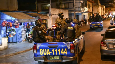 Soldados del Ejército de Guatemala y policías patrullan una calle del barrio Gallito durante el estado de emergencia declarado por el gobierno en la Ciudad de Guatemala el 22 de enero de 2026.