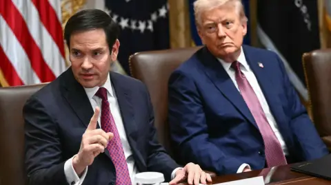 El ‍secretario de Estado de Estados Unidos, Marco Rubio, testificará el miércoles en el Senado sobre la política del presidente Donald Trump respecto a Venezuela, después ‍de que debió intervenir para evitar que sus antiguos colegas aprobaran una resolución para frenar los poderes de guerra de la administración.

Para más información del tema, visita: https://www.eleconomista.com.mx/internacionales/marco-rubio-testificara-senado-eu-sobre-politica-trump-venezuela-20260128-797349.html

¡Síguenos en nuestras redes sociales para mantenerte informado!

Twitter: https://twitter.com/eleconomista 
Facebook: https://www.facebook.com/ElEconomista.mx
Instagram: https://www.instagram.com/eleconomistamx
LinkedIn: https://www.linkedin.com/company/el-economista/

#ElEconomista #Venezuela #MarcoRubio
