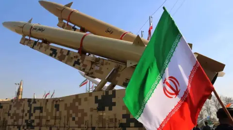 Irán "responderá como nunca antes" en caso de ser atacado por Estados Unidos, reaccionó este miércoles la misión iraní ante Naciones Unidas, luego de que el presidente Donald Trump declaró que "el tiempo se acaba" para alcanzar un acuerdo nuclear.

Para más información del tema, visita: https://www.eleconomista.com.mx/internacionales/iran-dice-onu-respondera-nunca-caso-ataque-estados-unidos-20260128-797351.html

¡Síguenos en nuestras redes sociales para mantenerte informado!

Twitter: https://twitter.com/eleconomista 
Facebook: https://www.facebook.com/ElEconomista.mx
Instagram: https://www.instagram.com/eleconomistamx
LinkedIn: https://www.linkedin.com/company/el-economista/

#ElEconomista #EETV