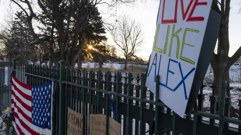 Según el Departamento de Seguridad Nacional, el enfermero de 37 años iba armado con una pistola y dos cargadores.

Para más información del tema, visita: https://www.eleconomista.com.mx/internacionales/suspendidos-funciones-agentes-patrulla-fronteriza-dispararon-alex-pretti-20260128-797370.html

¡Síguenos en nuestras redes sociales para mantenerte informado!

Twitter: https://twitter.com/eleconomista 
Facebook: https://www.facebook.com/ElEconomista.mx
Instagram: https://www.instagram.com/eleconomistamx
LinkedIn: https://www.linkedin.com/company/el-economista/

#ElEconomista #Minneapolis #AlexPretti