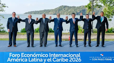 El presidente de Guatemala, Bernardo Arévalo; el presidente de Brasil, Luiz Inácio Lula da Silva; el presidente de Panamá, José Raúl Mulino; el presidente de la CAF, Sergio Díaz Granados Guida, el presidente de Bolivia, Rodrigo Paz; el presidente de Ecuador, Daniel Noboa, y el primer ministro de Jamaica, Andrew Holness, se reunieron en el Foro Económico Internacional de América Latina y el Caribe en el Centro de Convenciones de Panamá en la Ciudad de Panamá.