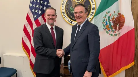 El jefe de ‍la Representación Comercial de Estados Unidos (USTR), ‍Jamieson ​Greer, y el secretario de Economía, ⁠Marcelo Ebrard, acordaron este miércoles ‌iniciar discusiones sobre posibles reformas al T-MEC, informó la agencia estadounidense.

Para más información del tema, visita: https://www.eleconomista.com.mx/empresas/ebrard-greer-acuerdan-iniciar-platicas-sobre-reformas-t-mec-ustr-20260128-797365.html

¡Síguenos en nuestras redes sociales para mantenerte informado!

Twitter: https://twitter.com/eleconomista 
Facebook: https://www.facebook.com/ElEconomista.mx
Instagram: https://www.instagram.com/eleconomistamx
LinkedIn: https://www.linkedin.com/company/el-economista/

#ElEconomista #EETV