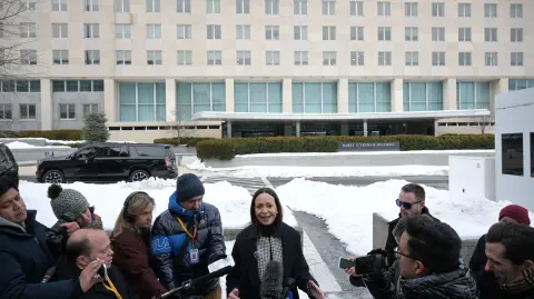 La líder opositora venezolana, María Corina Machado, habla con la prensa tras reunirse con el secretario de Estado de Estados Unidos, Marco Rubio.