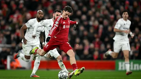 El centrocampista alemán #07 del Liverpool, Florian Wirtz, marca el segundo gol del equipo durante el partido de la UEFA Champions League entre el Liverpool y el Qarabag.