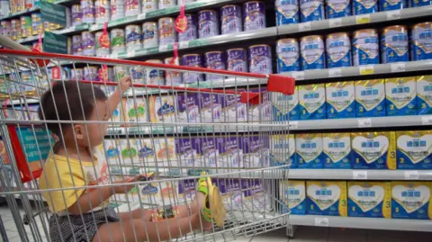 Cofepris alertó sobre el retiro preventivo de varias fórmulas infantiles de las marcas Alula y Nestlé por posible presencia de cereulida, una toxina asociada a riesgos gastrointestinales en bebés

Para más información del tema, visita: https://www.eleconomista.com.mx/politica/retiran-mercado-mexico-formulas-infantiles-posible-contaminacion-cereulida-20260128-797347.html

¡Síguenos en nuestras redes sociales para mantenerte informado!

Twitter: https://twitter.com/eleconomista 
Facebook: https://www.facebook.com/ElEconomista.mx
Instagram: https://www.instagram.com/eleconomistamx
LinkedIn: https://www.linkedin.com/company/el-economista/

#ElEconomista #EETV