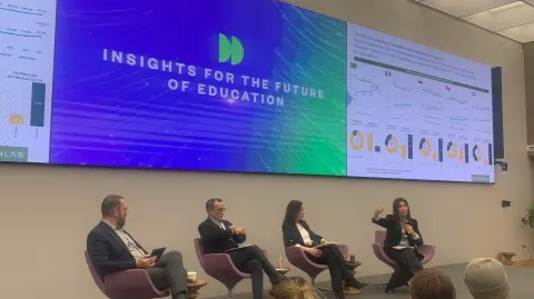 Panelistas discuten paradojas y retos de la educación universitaria.