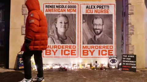 Carteles de Renee Nicole Good y Alex Pretti, ambos ciudadanos estadounidenses asesinados a tiros por agentes del ICE.