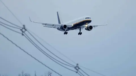 Los vuelos comerciales y de carga de Estados Unidos a Venezuela se encuentran suspendidos desde 2019.

Para más información del tema, visita: https://www.eleconomista.com.mx/internacionales/trump-ordena-reabrir-espacio-aereo-venezuela-20260129-797572.html

¡Síguenos en nuestras redes sociales para mantenerte informado!

Twitter: https://twitter.com/eleconomista 
Facebook: https://www.facebook.com/ElEconomista.mx
Instagram: https://www.instagram.com/eleconomistamx
LinkedIn: https://www.linkedin.com/company/el-economista/

#ElEconomista #Trump #Venezuela