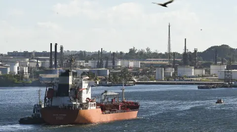 El presidente Donald Trump anunció que impondrá aranceles a los países que negocien petróleo con Cuba. Foto: AFP