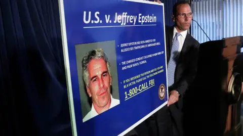 La publicación de documentos es la más reciente luego de que el Departamento de Justicia había dicho a finales de 2025 que aún le quedaban más de cinco millones de páginas por revisar.

Para más información del tema, visita: https://www.eleconomista.com.mx/ 

¡Síguenos en nuestras redes sociales para mantenerte informado!

Twitter: https://twitter.com/eleconomista 
Facebook: https://www.facebook.com/ElEconomista.mx
Instagram: https://www.instagram.com/eleconomistamx
LinkedIn: https://www.linkedin.com/company/el-economista/

#ElEconomista #JeffreyEpstein #Archivos