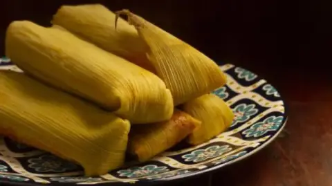 Según la confederación, cerca de 1,400 millones de pesos se derivarán del consumo de tamales y atole, mientras que otros 400 millones corresponden a la venta de vestimenta y arreglo del Niño Dios.

Para más información del tema, visita: https://www.eleconomista.com.mx/empresas/dia-candelaria-dejara-derrama-economica-1-800-millones-pesos-comerciantes-concanaco-20260130-797734.html

¡Síguenos en nuestras redes sociales para mantenerte informado!

Twitter: https://twitter.com/eleconomista 
Facebook: https://www.facebook.com/ElEconomista.mx
Instagram: https://www.instagram.com/eleconomistamx
LinkedIn: https://www.linkedin.com/company/el-economista/
T

#ElEconomista #EETV