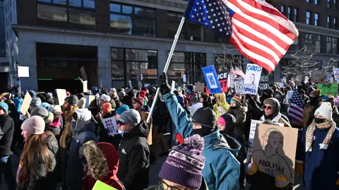 Participantes en una marcha contra el Servicio de Inmigración y Control de Aduanas de Estados Unidos (ICE) en Minneapolis, este 30 de enero.