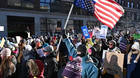 La jornada de acción, bautizada "Apagón nacional", fue convocada por organizaciones de defensa de los migrantes.

Para más información del tema, visita: https://www.eleconomista.com.mx/internacionales/miles-personas-marchan-mineapolis-redadas-migrantes-donald-trump-20260130-797779.html 

¡Síguenos en nuestras redes sociales para mantenerte informado!

Twitter: https://twitter.com/eleconomista 
Facebook: https://www.facebook.com/ElEconomista.mx
Instagram: https://www.instagram.com/eleconomistamx
LinkedIn: https://www.linkedin.com/company/el-economista/

#ElEconomista #Mineápolis #Minnesota