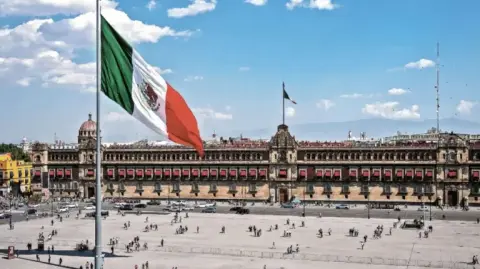 La deuda pública de México, en su medida más amplia, cerró el 2025 por arriba de lo estimado por el gobierno federal y en un nivel histórico.

Para más información del tema, visita: https://www.eleconomista.com.mx/economia/deuda-cerro-2025-nivel-historico-ubico-52-6-pib-20260130-797781.html

¡Síguenos en nuestras redes sociales para mantenerte informado!

Twitter: https://twitter.com/eleconomista 
Facebook: https://www.facebook.com/ElEconomista.mx
Instagram: https://www.instagram.com/eleconomistamx
LinkedIn: https://www.linkedin.com/company/el-economista/
T

#ElEconomista #EETV