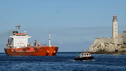 Petrolero arriba a La Habana, Cuba.