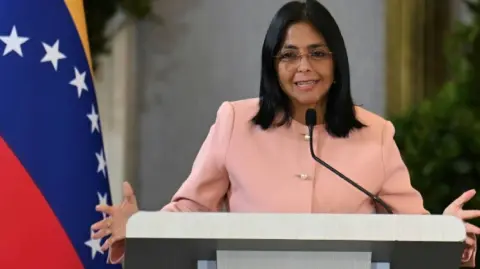 La propuesta de ley podría beneficiar a cientos de detenidos que permanecen en distintas cárceles del país sudamericano.

Para más información del tema, visita: https://www.eleconomista.com.mx/internacionales/delcy-rodriguez-anuncia-proyecto-ley-amnistia-general-venezuela-20260130-797793.html 

¡Síguenos en nuestras redes sociales para mantenerte informado!

Twitter: https://twitter.com/eleconomista 
Facebook: https://www.facebook.com/ElEconomista.mx
Instagram: https://www.instagram.com/eleconomistamx
LinkedIn: https://www.linkedin.com/company/el-economista/

#ElEconomista #DelcyRodríguez #Venezuela