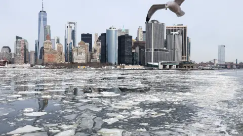 El Bajo Manhattan de la ciudad de Nueva York se aprecia mientras el hielo flota en la Bahía Superior.