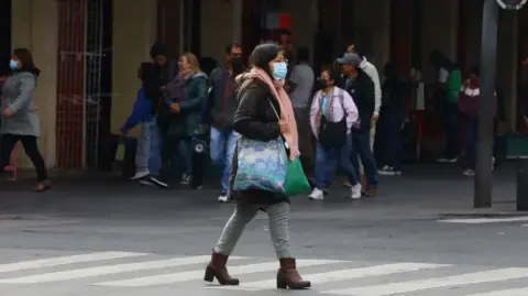 La Ciudad de México registró un amanecer muy frío este domingo, pero se espera que las temperaturas aumenten durante la tarde, informó la Secretaría de Gestión Integral de Riesgos y Protección Civil (SGIRPC).

Para más información del tema, visita: https://www.eleconomista.com.mx/politica/amanecer-frio-cdmx-tarde-subira-temperatura-preven-autoridades-20260201-797888.html

¡Síguenos en nuestras redes sociales para mantenerte informado!

Twitter: https://twitter.com/eleconomista 
Facebook: https://www.facebook.com/ElEconomista.mx
Instagram: https://www.instagram.com/eleconomistamx
LinkedIn: https://www.linkedin.com/company/el-economista/
T

#ElEconomista #EETV