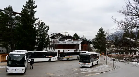 Estación de autobuses en Cortina d'Ampezzo, una de las ciudades anfitrionas de los Juegos Olímpicos de Milán Cortina 2026.