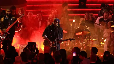 El cantautor estadounidense Leon Thomas se presenta en el escenario durante la 68.a edición anual de los Premios Grammy en el Crypto.com