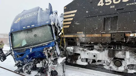 Camión semirremolque impactado por un tren de carga en la intersección de Poplar Street y Airline Avenue en Gastonia.