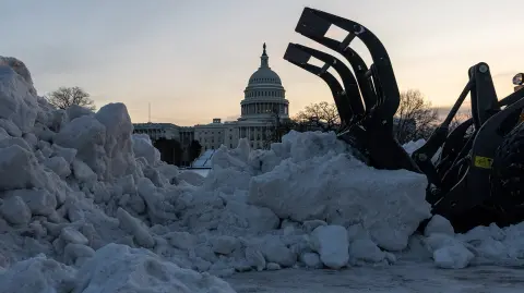 La nieve se retira y se deposita cerca del estanque reflectante del Capitolio de los Estados Unidos el 31 de enero de 2026 en Washington, D. C., tras la tormenta invernal que azotó tran parte del territorio la semana pasada.