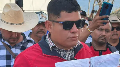 Fue restablecida la circulación en el entronque de la carretera federal con la Autopista del Sol, luego de un proceso de diálogo permanente con pobladores y transportistas que mantenían un bloqueo en la zona.