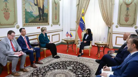 La presidenta interina de Venezuela se reunió con la enviada de EU, Laura Dogu.