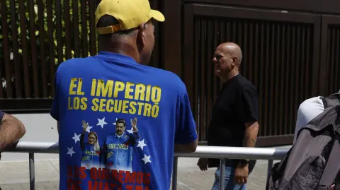 Un simpatizante del gobierno lleva una camiseta con imágenes del presidente derrocado Nicolás Maduro y su esposa, Cilia Flores, durante una marcha organizada por el Partido Socialista Unido de Venezuela (PSUV) para exigir la liberación de Maduro en Caracas el 2 de febrero de 2026.