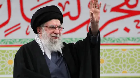 El líder supremo de Irán, el ayatolá Alí Jamenei advirtió el 1 de febrero de una "guerra regional" si Estados Unidos atacaba tras los intensos despliegues militares de Washington en el Golfo.