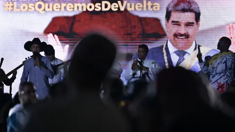 Una banda toca durante una vigilia de simpatizantes del derrocado presidente Nicolás Maduro en Caracas el 2 de febrero de 2026. Ese mismo día, la nueva jefa de la diplomacia de Washington en Venezuela declaró que, en una reunión con el presidente interino del país, abordó el tema de la transición tras el derrocamiento de Nicolás Maduro.