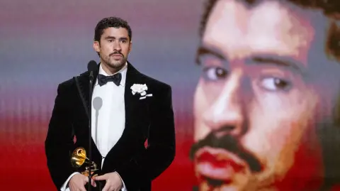 La portavoz de la Casa Blanca, Karoline Leavitt, criticó que "los famosos de Hollywood" no dijeran nada cuando la administración anterior de Joe Biden "permitió la invasión de la frontera" con México.

Para más información del tema, visita: https://www.eleconomista.com.mx/arteseideas/casa-blanca-arremete-bad-bunny-tacha-ironico-discurso-cantante-grammy-20260203-798234.html

¡Síguenos en nuestras redes sociales para mantenerte informado!

Twitter: https://twitter.com/eleconomista 
Facebook: https://www.facebook.com/ElEconomista.mx
Instagram: https://www.instagram.com/eleconomistamx
LinkedIn: https://www.linkedin.com/company/el-economista/

#ElEconomista #EETV