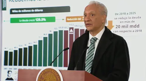 El gobierno federal presentó un balance de resultados de la empresa productiva del Estado en 2025 y las líneas estratégicas hacia 2035, con énfasis en fortalecimiento financiero, recuperación operativa, autosuficiencia energética y una transición energética soberana.

Para más información del tema, visita: https://www.eleconomista.com.mx/empresas/pemex-reduce-deuda-eleva-produccion-apuesta-transicion-energetica-ordenada-20260204-798337.html

¡Síguenos en nuestras redes sociales para mantenerte informado!

Twitter: https://twitter.com/eleconomista 
Facebook: https://www.facebook.com/ElEconomista.mx
Instagram: https://www.instagram.com/eleconomistamx
LinkedIn: https://www.linkedin.com/company/el-economista/

#ElEconomista #EETV