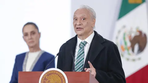 Pemex aseguró que la venta de petróleo a Cuba se realiza mediante un contrato comercial vigente desde 2023, sin deudas pendientes y con un impacto marginal en sus exportaciones. 

Para más información del tema, visita: https://www.eleconomista.com.mx/empresas/pemex-aclara-contrato-petrolero-cuba-adeudos-impacto-minimo-produccion-20260204-798353.html

Twitter: https://twitter.com/eleconomista 
Sitio web: https://www.eleconomista.com.mx/ 
Facebook: https://www.facebook.com/ElEconomista.mx 
Instagram: https://www.instagram.com/eleconomistamx

#ElEconomista #CapitalHumano #EETV