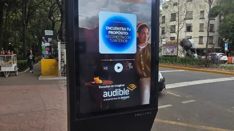 Tótem publicitario en Parque México