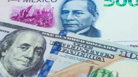 El peso se depreció en un mercado que asimilaba la primera decisión del Banxico este año, que mantuvo sin cambios la tasa de interés.

Para más información del tema, visita: https://www.eleconomista.com.mx/mercados/precio-dolar-hoy-5-enero-2026-cuanto-cerro-20260205-798579.html

¡Síguenos en nuestras redes sociales para mantenerte informado!

Twitter: https://twitter.com/eleconomista 
Facebook: https://www.facebook.com/ElEconomista.mx
Instagram: https://www.instagram.com/eleconomistamx
LinkedIn: https://www.linkedin.com/company/el-economista/

#ElEconomista #EETV