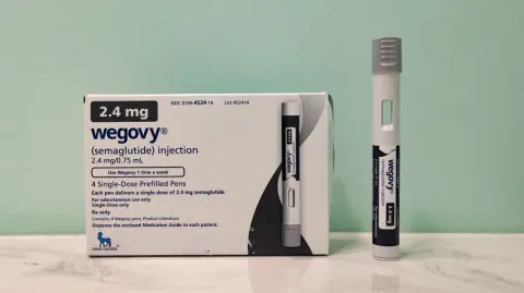 La empresa ‍de telesalud en línea Hims and Hers Health comenzó este jueves a ofrecer una versión compuesta mucho más barata de la nueva píldora para adelgazar Wegovy ‍de Novo Nordisk.

Para más información del tema, visita: https://www.eleconomista.com.mx/mercados/hims-lanza-version-generica-pastilla-adelgazar-wegovy-tumba-acciones-novo-lilly-20260205-798549.html

¡Síguenos en nuestras redes sociales para mantenerte informado!

Twitter: https://twitter.com/eleconomista 
Facebook: https://www.facebook.com/ElEconomista.mx
Instagram: https://www.instagram.com/eleconomistamx
LinkedIn: https://www.linkedin.com/company/el-economista/

#ElEconomista #EETV