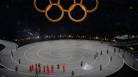 Spain's flag bearer Olivia Smart parades with other athletes during the opening ceremony of the Milano Cortina 2026 Winter Olympic Games at the San Siro stadium in Milan, northern Italy, on February 6, 2026. (Photo by Gabriel BOUYS / AFP)