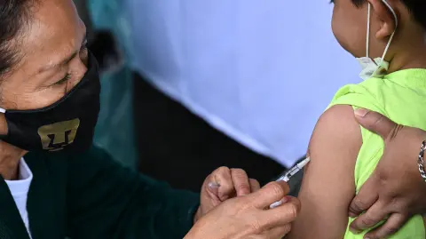 Vacunación a menores de edad en México.