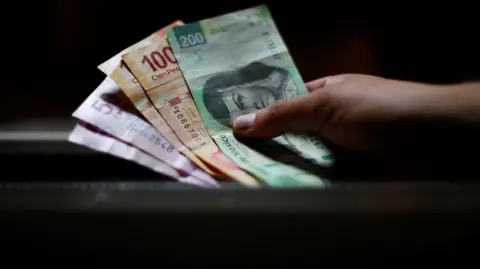 La economía mexicana ha entrado en un proceso de desaceleración estructural desde el año 2016, ante la serie de recortes en el gasto público para la logística de transporte que se han vuelto consistentes, advirtió Finamex, Casa de bolsa.

Para más información del tema, visita: https://www.eleconomista.com.mx/economia/finamex-anticipa-recuperacion-pib-mexico-lenta-vulnerable-2026-20260206-798744.html

Twitter: https://twitter.com/eleconomista 
Sitio web: https://www.eleconomista.com.mx/ 
Facebook: https://www.facebook.com/ElEconomista.mx 
Instagram: https://www.instagram.com/eleconomistamx

#ElEconomista #CapitalHumano #EETV