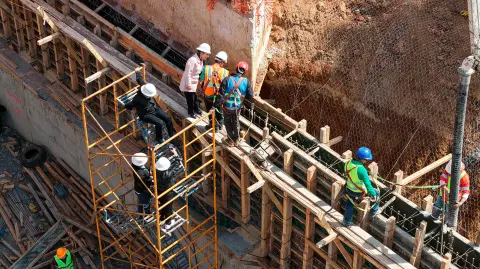 La presidenta de México, Claudia Sheinbaum, saludó a los trabajadores en la obra de modernización de la autopista "Siglo XXI" en el tramo de Pátzcuaro-Uruapan.