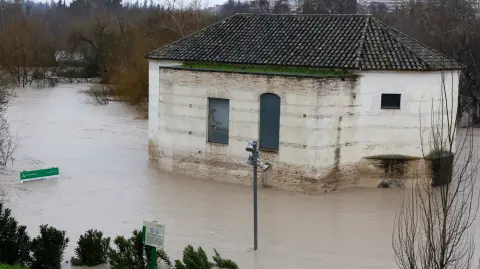 Un edificio inundado cerca del puente romano durante las fuertes lluvias de la tormenta Marta.