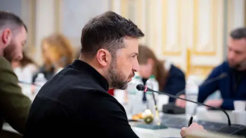 A lo largo de las negociaciones, Rusia lanzó oleadas de ataques mortales contra Ucrania.

Para más información del tema, visita: https://www.eleconomista.com.mx/internacionales/eu-quiere-guerra-ucrania-rusia-termine-junio-zelenski-20260207-798830.html 

¡Síguenos en nuestras redes sociales para mantenerte informado!

Twitter: https://twitter.com/eleconomista 
Facebook: https://www.facebook.com/ElEconomista.mx
Instagram: https://www.instagram.com/eleconomistamx
LinkedIn: https://www.linkedin.com/company/el-economista/

#ElEconomista #InvasiónRusa #Ucrania